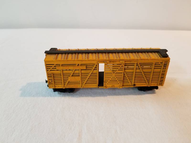 lot 7411 image: HO Scale Train Cattle Car Fully Functioning