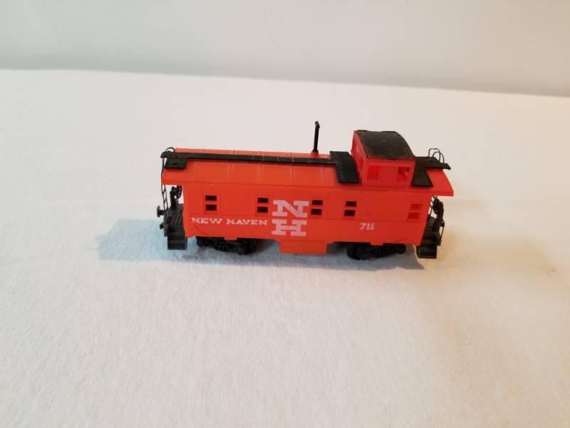 lot 7413 image: HO Scale Train Orange Caboose New Haven 711 Fully Functioning
