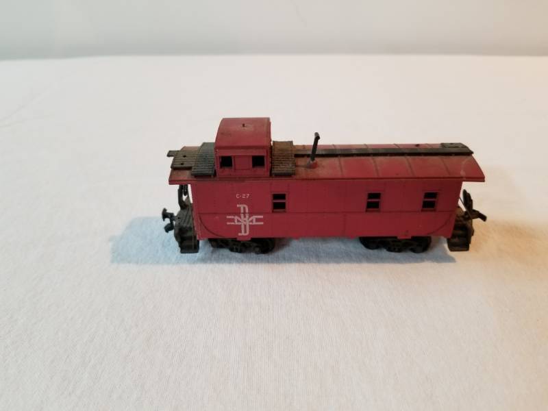 lot 7414 image: HO Scale Train Red Caboose C-27 Fully Functioning