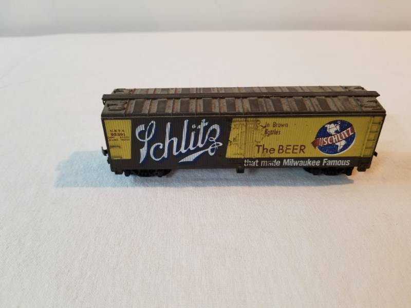 lot 7415 image: HO Scale Train Box Car Schlitz Fully Functioning