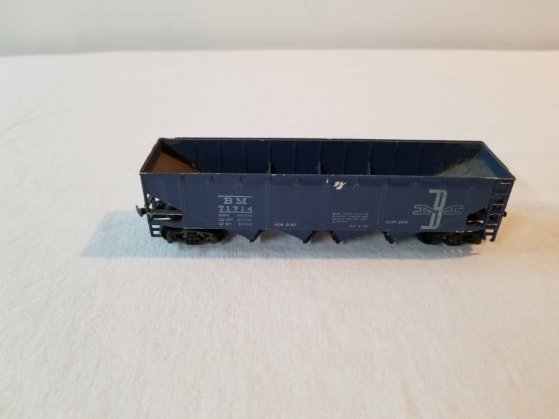 lot 7416 image: HO Scale Train Hopper Bottom Car BM 71714 Fully Functioning