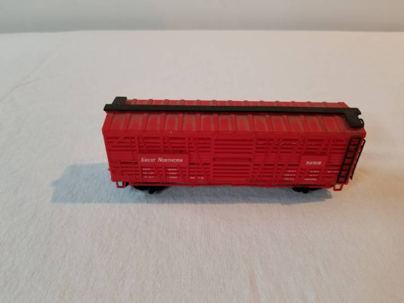lot 7417 image: HO Scale Train Red Cattle Car Great Northern Fully Functioning