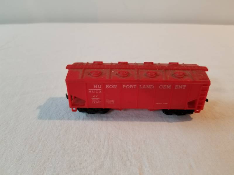 lot 7418 image: HO Scale Train Box Car Huron Portland Cement Fully Functioning