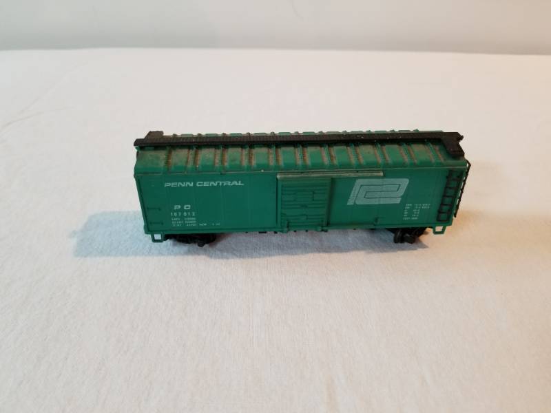 lot 7421 image: HO Scale Train Box Car Penn Central Fully Functioning