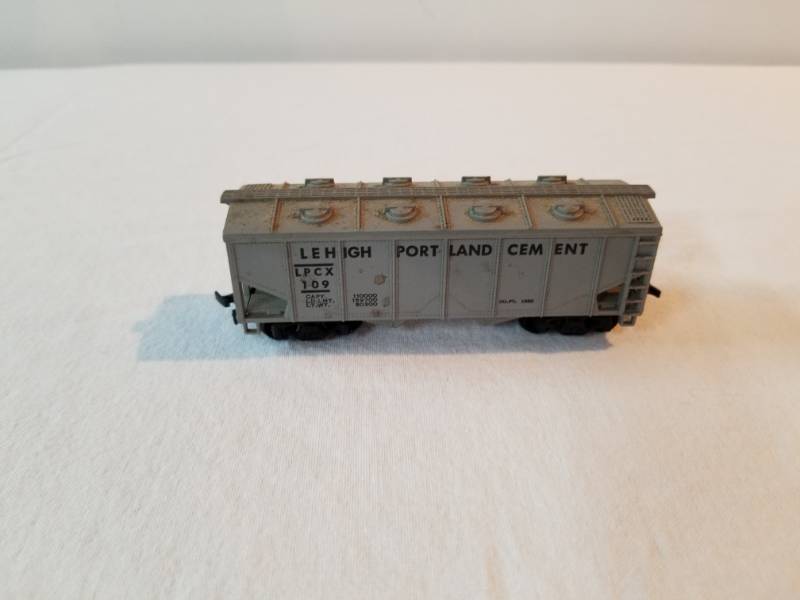 lot 7422 image: HO Scale Train Box Car Lehigh Portland Cement Fully Functioning