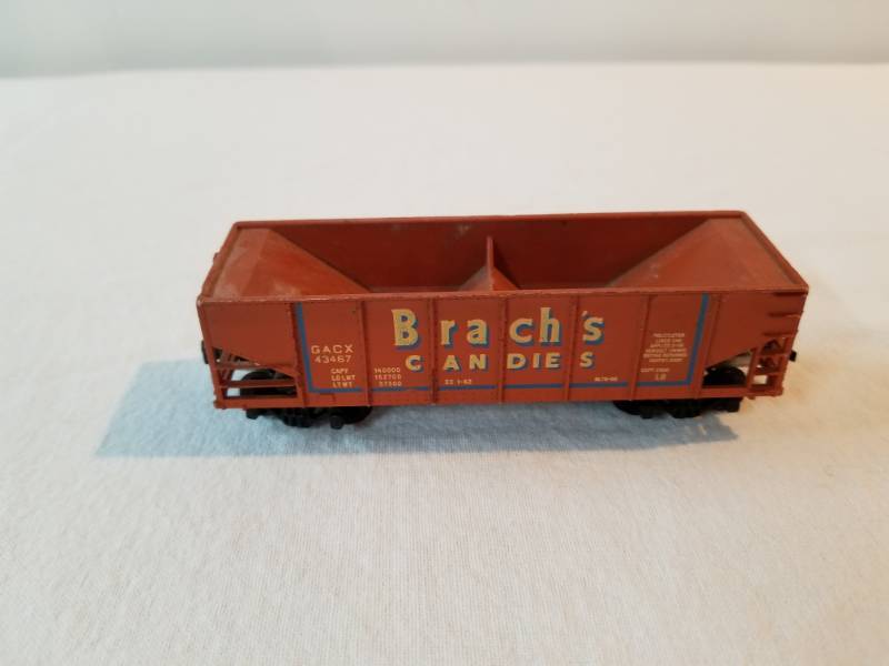 lot 7423 image: HO Scale Train Hopper Bottom Car Brachs Candies Fully Functioning