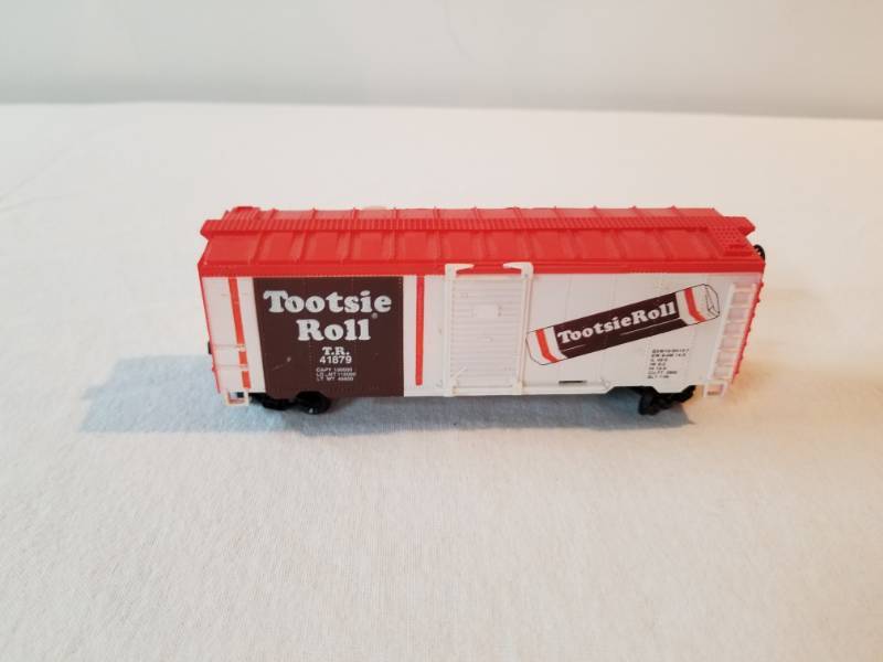 lot 7424 image: HO Scale Train Box Car Tootsie Roll Fully Functioning