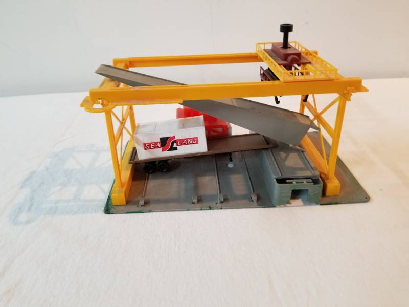 lot 7427 image: HO Scale Train Container Crane with Sea Land Container with Track Fully Functioning