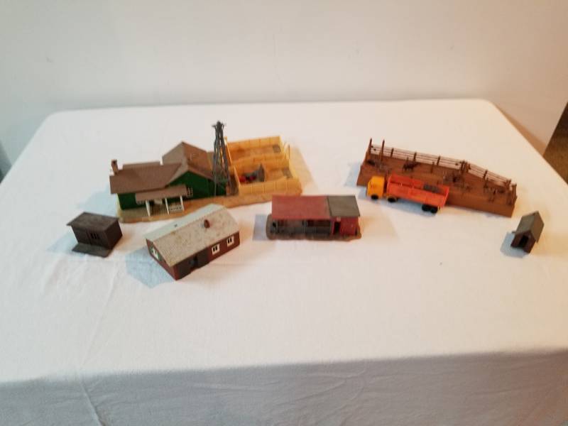 lot 7430 image: HO Scale Trackside Farm, Cattle Pens, Truck, Cattle Shed, Barn and other buildings