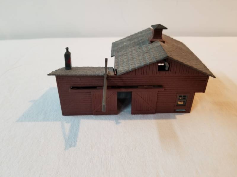 lot 7432 image: Stable Blacksmith Shop for HO Scale Train Setup