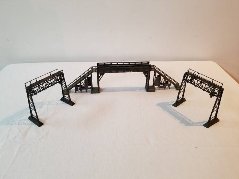 lot 7435 image: Pedestrian Bridge and Bridge Holders for HO Scale Train Setup
