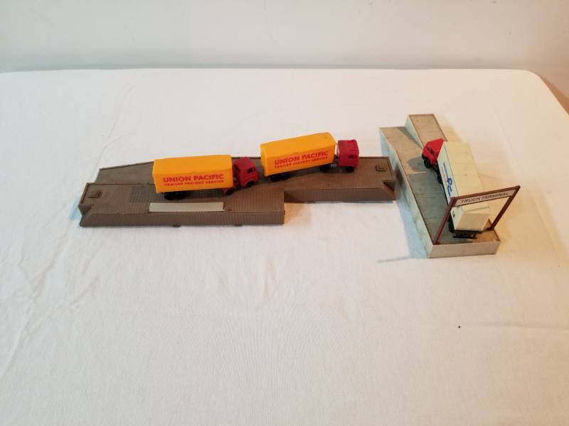 lot 7445 image: Trucks and Loading Docks for HO Scale Train Setup