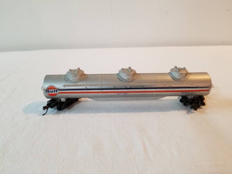 lot 7446 image: HO Scale Train Tanker Car Gulf Fully Functioning