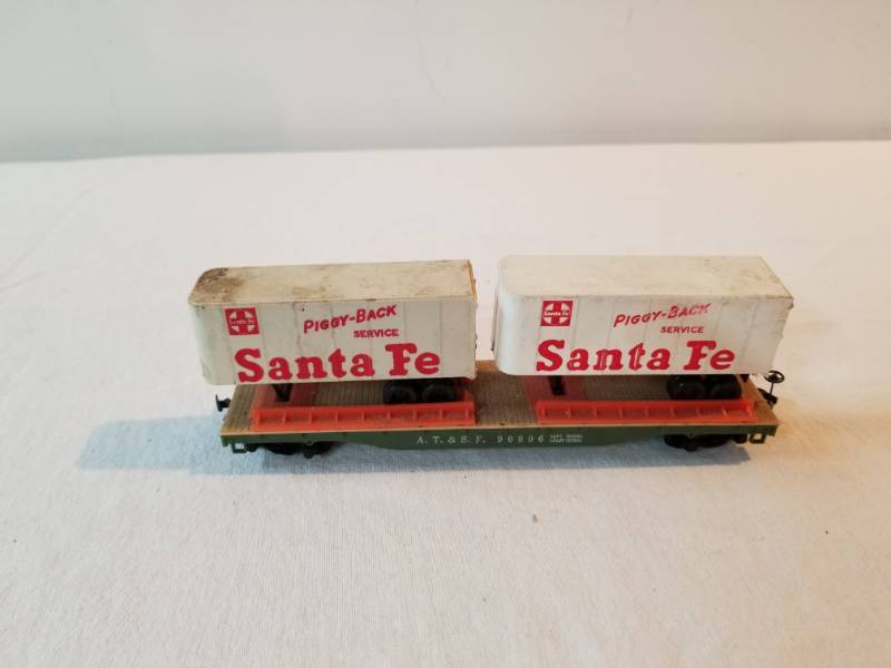 lot 7448 image: HO Scale Train Flat Bed Car with 2 Santa Fe Tractor Trailers on it Fully Functioning
