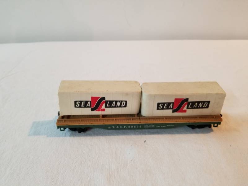 lot 7449 image: HO Scale Train Flat Bed Car with 2 Sea Land Containers on it Fully Functioning