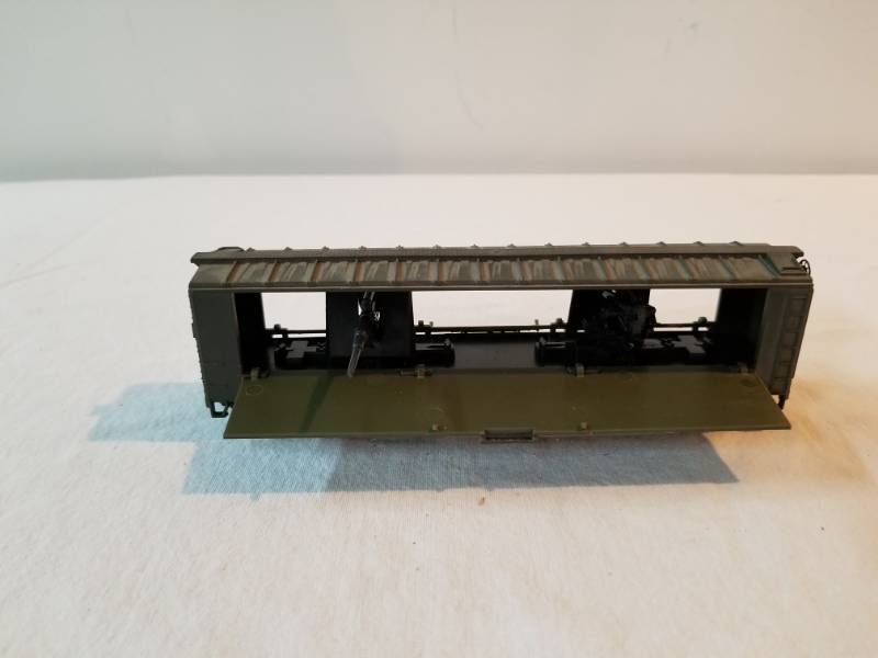 lot 7450 image: HO Scale Train Set US Army Box Car with Both Sides that open Fully Functioning