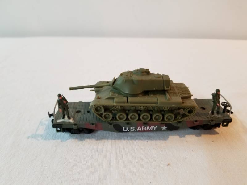 lot 7454 image: HO Scale Train Set US Army Flatbed Car Carrying Tank Fully Functioning