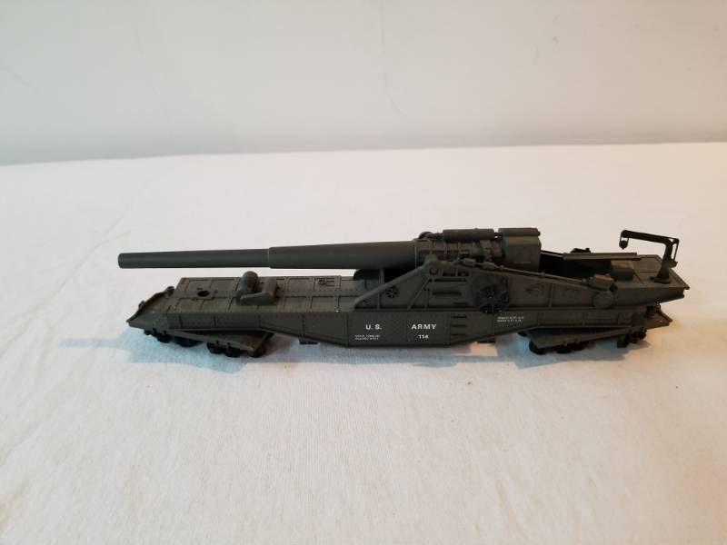 lot 7455 image: HO Scale Train Set US Army Flatbed Car Carrying Very Long Rocket Launcher Fully Functioning