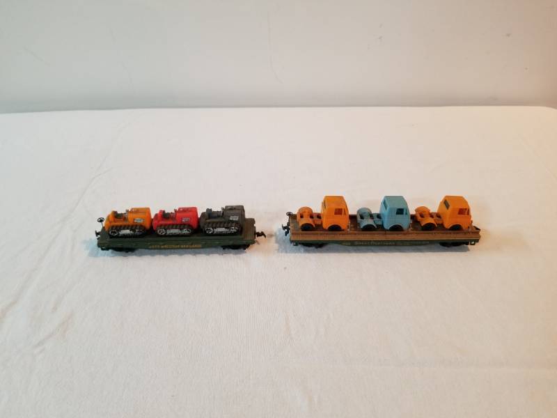 lot 7457 image: Two HO Scale Train Flat Bed Car with 3 Tractor Trailers on one and 3 bulldozers on the other Fully Functioning