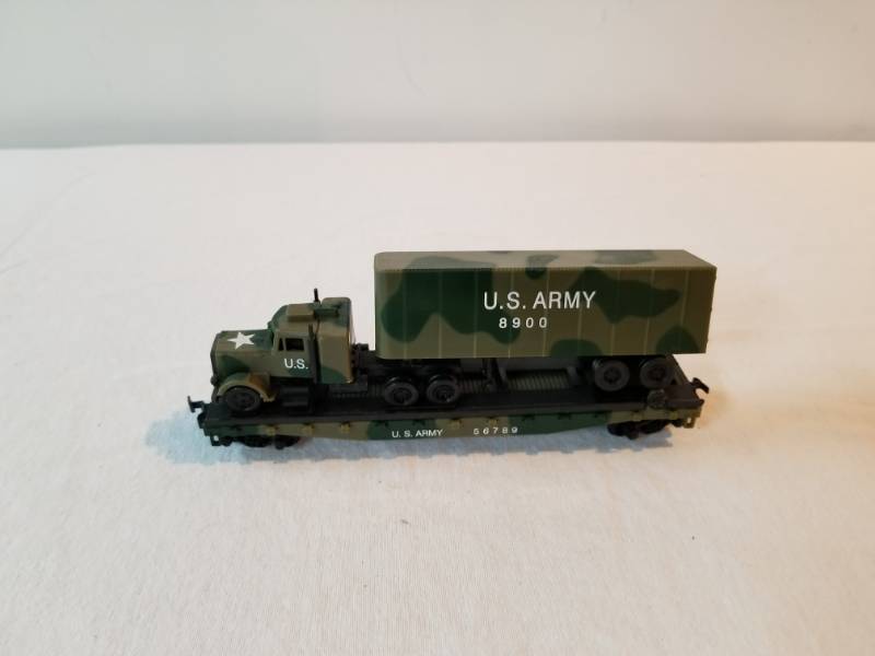 lot 7464 image: HO Scale Train Set US Army Flatbed Car Carrying Tractor Trailer Truck Fully Functioning