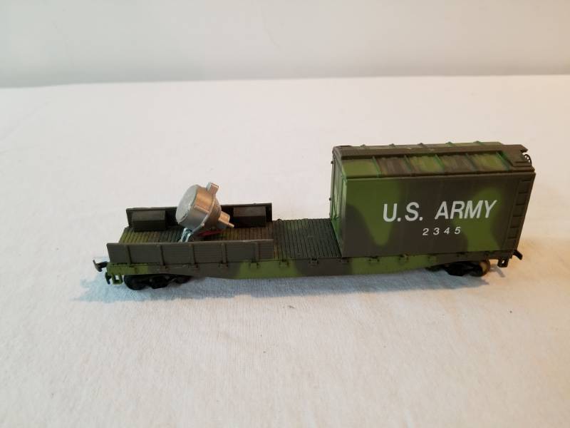 lot 7465 image: HO Scale Train Set US Army Flatbed Car Carrying Container and other equipment Fully Functioning