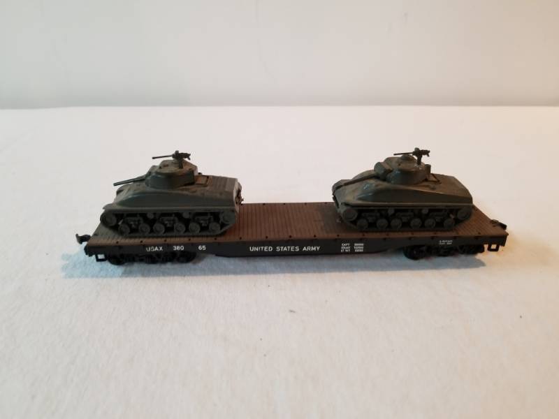 lot 7466 image: HO Scale Train Set US Army Flatbed Car Carrying Two Tanks Fully Functioning