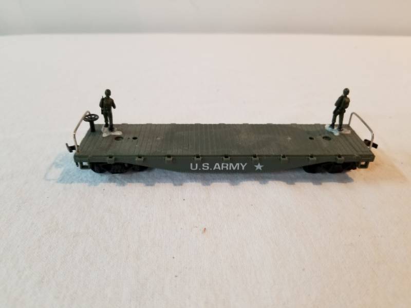 lot 7467 image: HO Scale Train Set Lowboy Flatbed Car with Two Army Men Fully Functioning