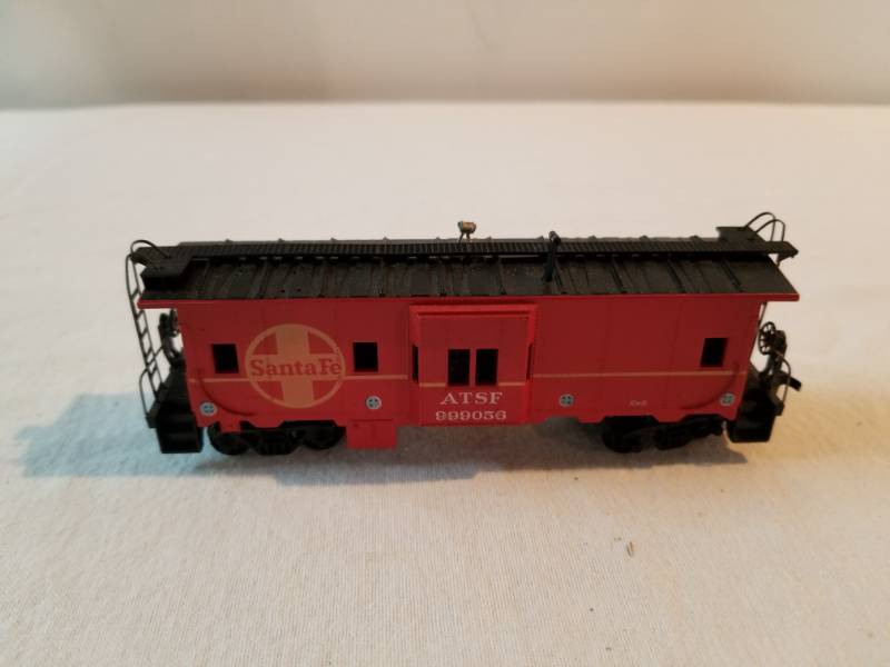 lot 7468 image: HO Scale Train Box Car Santa Fe  Fully Functioning