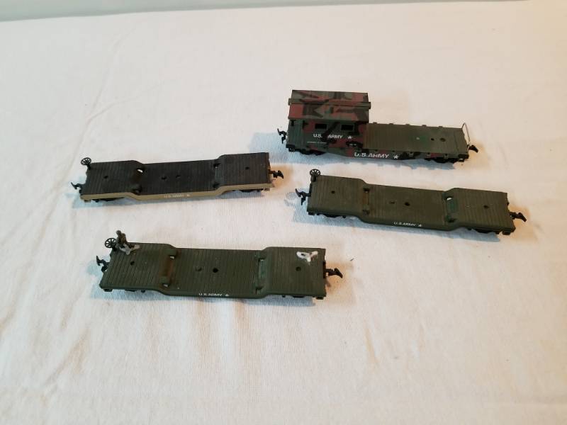 lot 7473 image: Lot of 4 HO Scale Train Set Lowboy Flatbed Car w Army Men Container... Fully Functioning