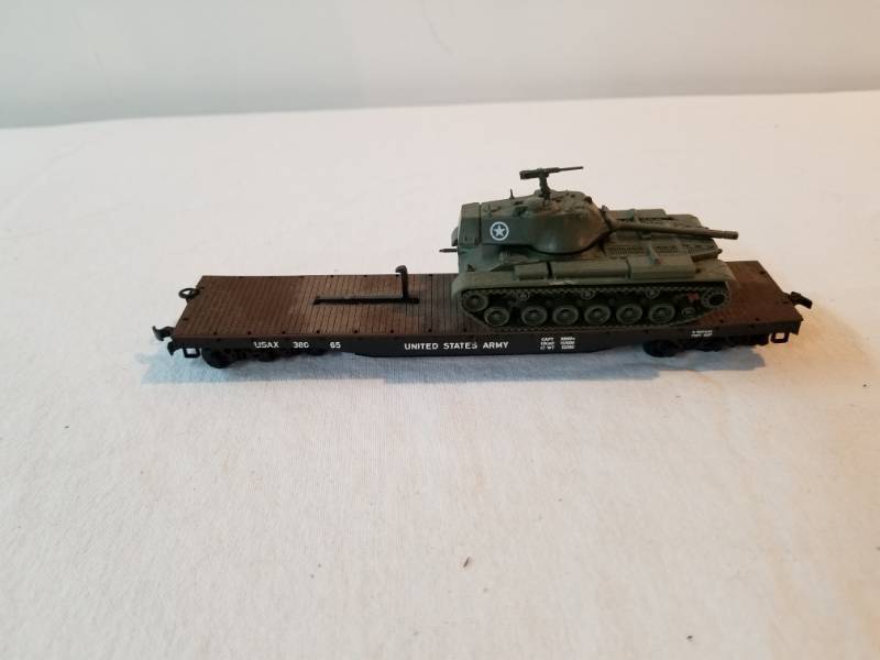 lot 7474 image: HO Scale Train Set US Army Flatbed Car Carrying One Tank Fully Functioning