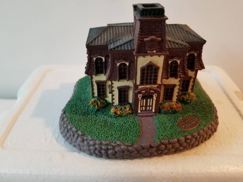 lot 7477 image: Citizens Hall of Rockwells Main Street Collectible 1992