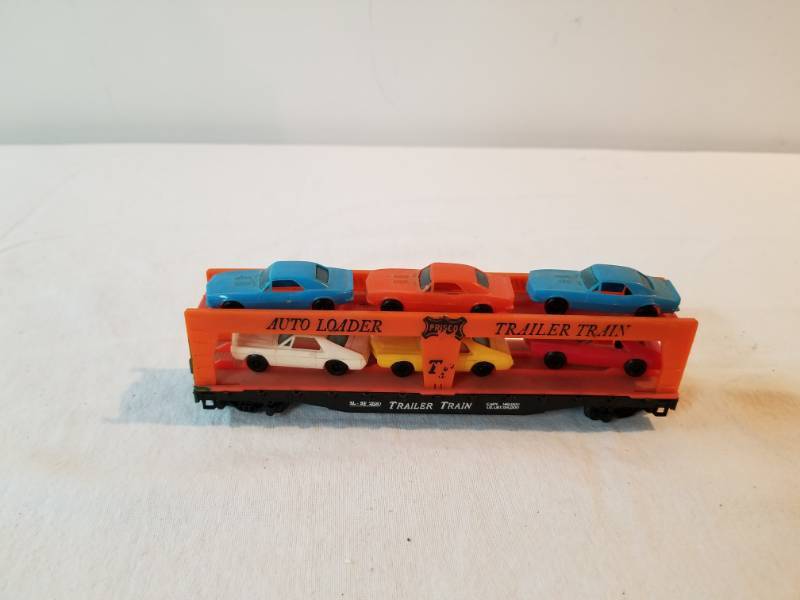 lot 7486 image: HO Scale Train Auto Loader Trailer Train Car with cars  Fully Functioning
