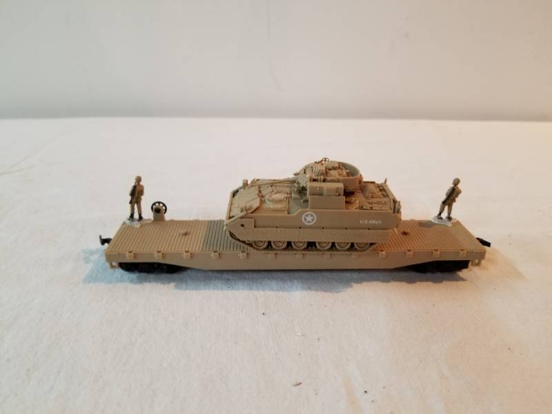 lot 7487 image: HO Scale Train Set US Army Flatbed Car Carrying One Tank Fully Functioning