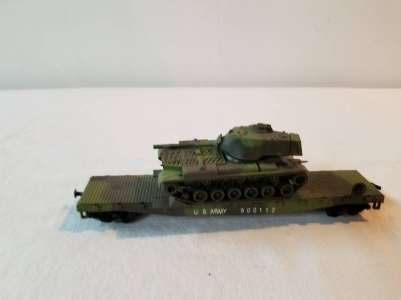 lot 7489 image: HO Scale Train Set US Army Flatbed Car Carrying One Tank Fully Functioning