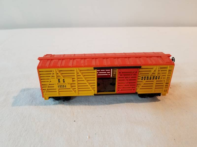 lot 7490 image: HO Scale Train Cattle Car Fully Functioning