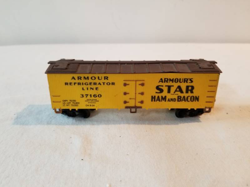 lot 7510 image: HO Scale Train Box Car Armour Star Ham & Bacon Fully Functioning