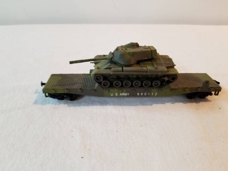 lot 7511 image: HO Scale Train Set US Army Flatbed Car Carrying Tank Fully Functioning