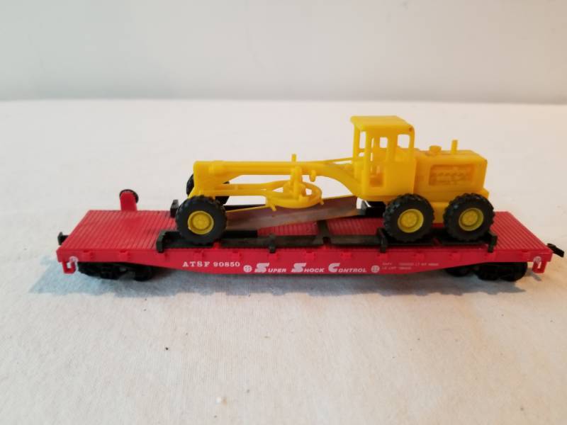 lot 7512 image: HO Scale Train Set Flatbed Car Carrying Road Grader Fully Functioning