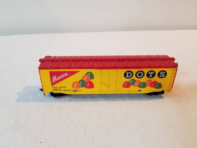lot 7514 image: HO Scale Train Box Car Mason DOTS candy Fully Functioning