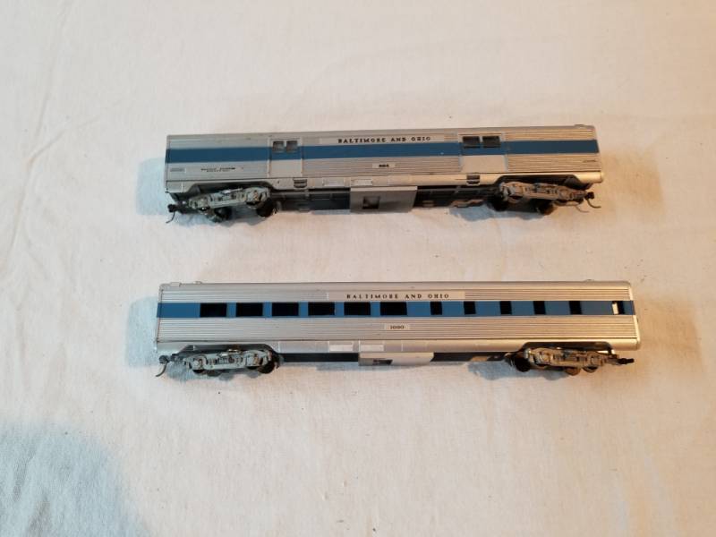 lot 7516 image: HO Scale Train Passenger Car (2) Fully Functioning