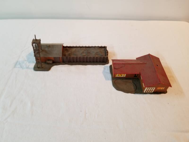 lot 7519 image: House and Elevator for  HO Scale Train Setup