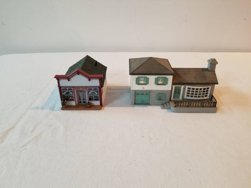 lot 7520 image: House and General Store for  HO Scale Train Setup