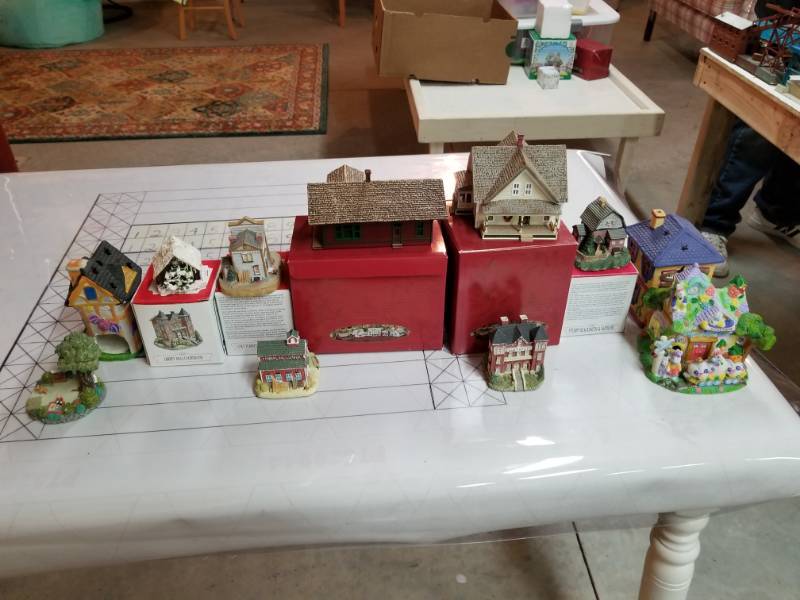 lot 7521 image: Misc Lot of Collectible House Figurines