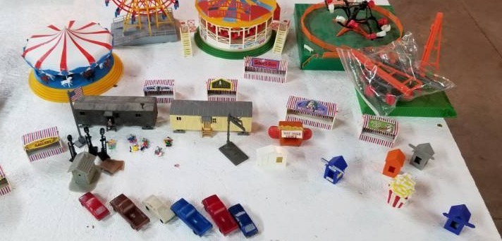 lot 7524 image: Misc Lot of Carousel,  Farris Wheel, Tilt a Whirl  and other rides for Carnival setup for  HO Scale Train Setup