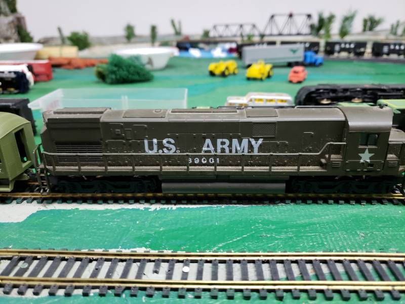 lot 7399 image: HO Scale Train Set US Army Engine Cars and Caboose Fully Functioning See Video