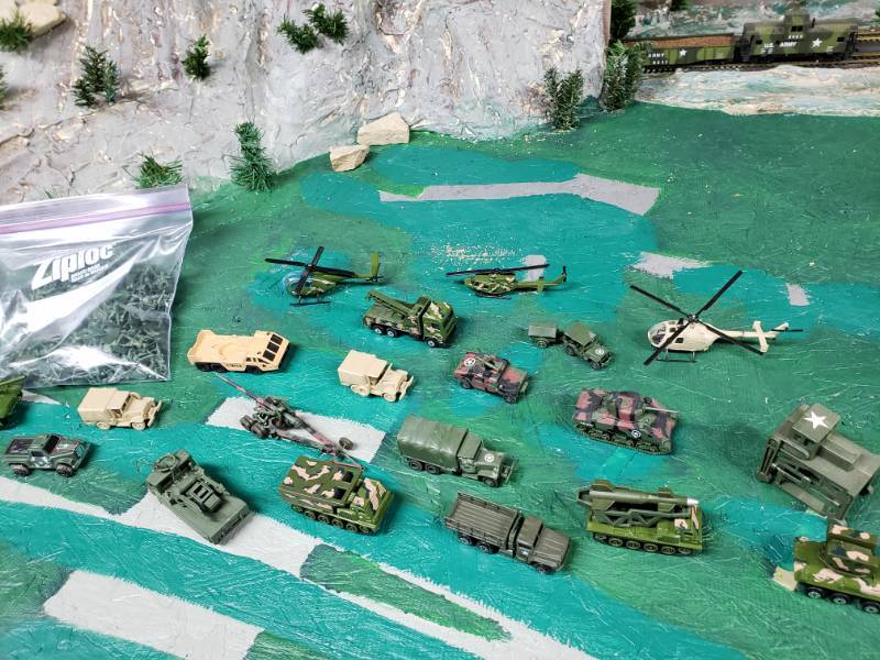 lot 7398 image: Collection of Army Men and Vehicles Matchbox Size