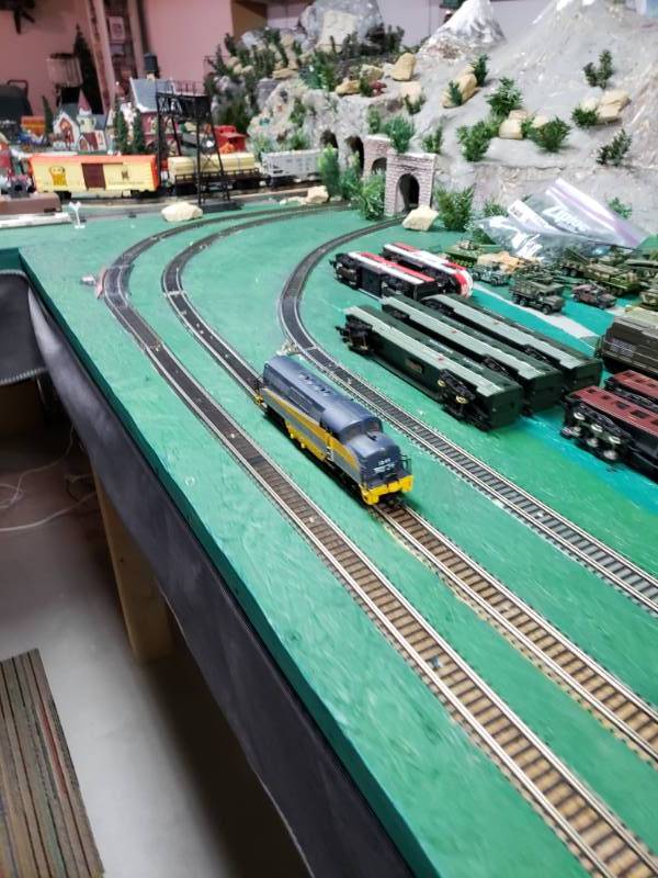 lot 7382 image: HO Scale Train Chesapeake and Ohio. Locomotive  Fully Functioning See Video