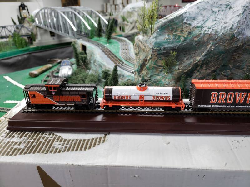 HO Scale Train Set Cleveland Browns Football Fully Functioning **See  Video**, Johnson County Estate Train Hobbyist Clearing Inventory Auction  by Fleetsale