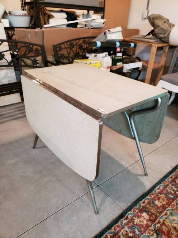 lot 7500 image: Drop Leaf Vintage Table