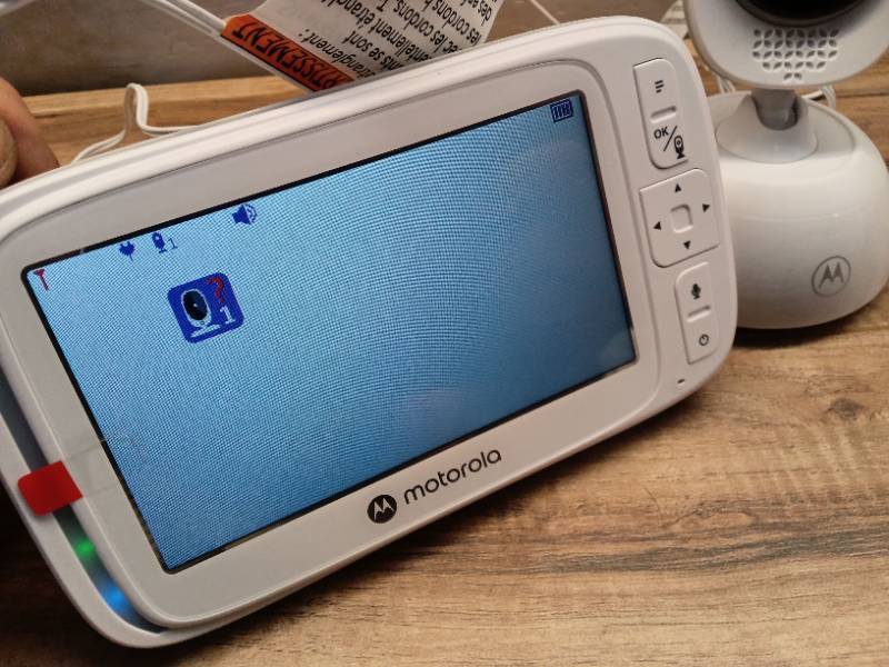 lot 35490 image: Motorola VM75 Video Baby Monitor w 5 Color Screen & Camera  Two-Way Talk, Lullabies, Remote Zoom  -(It wont connect).- Retail $84